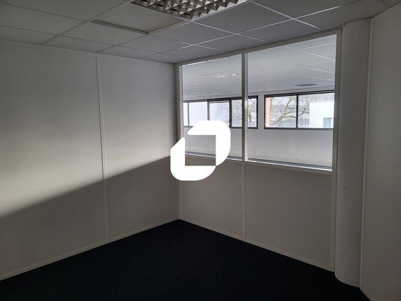 Dans une zone de bureaux très active et à proximi