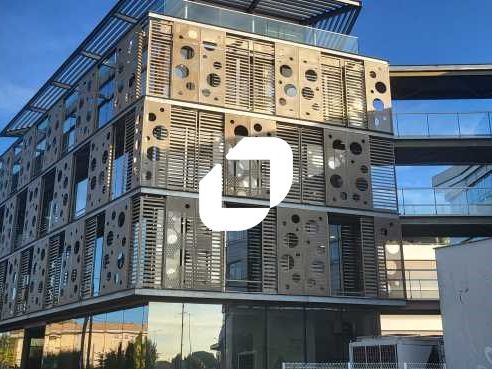 Au pied de la ligne de tramway A et à l'entrée de