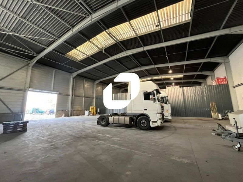 Idéalement situé à la sortie de l'autoroute A7 au