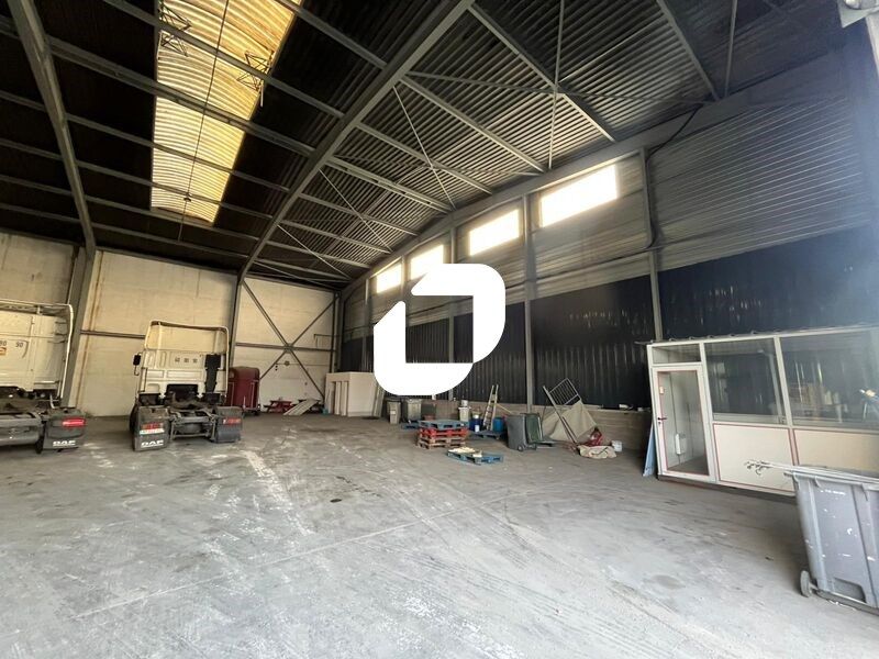 Idéalement situé à la sortie de l'autoroute A7 au