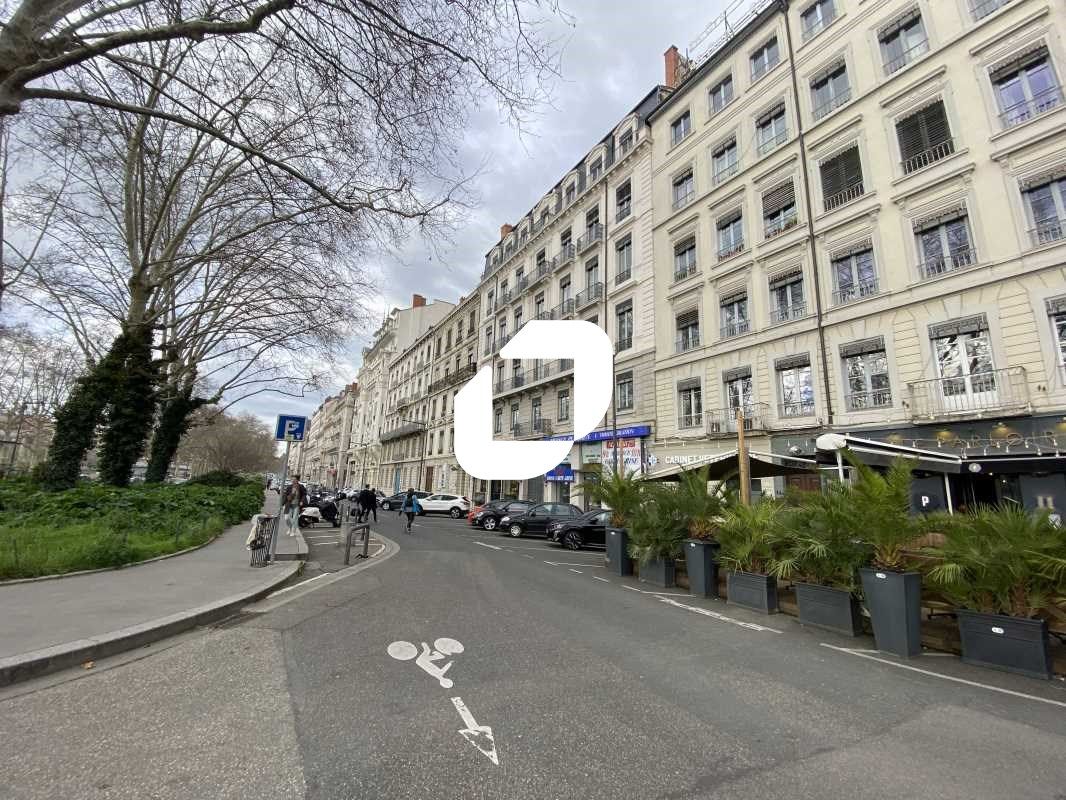 Immprove vous propose 490 m² de bureaux à louer :