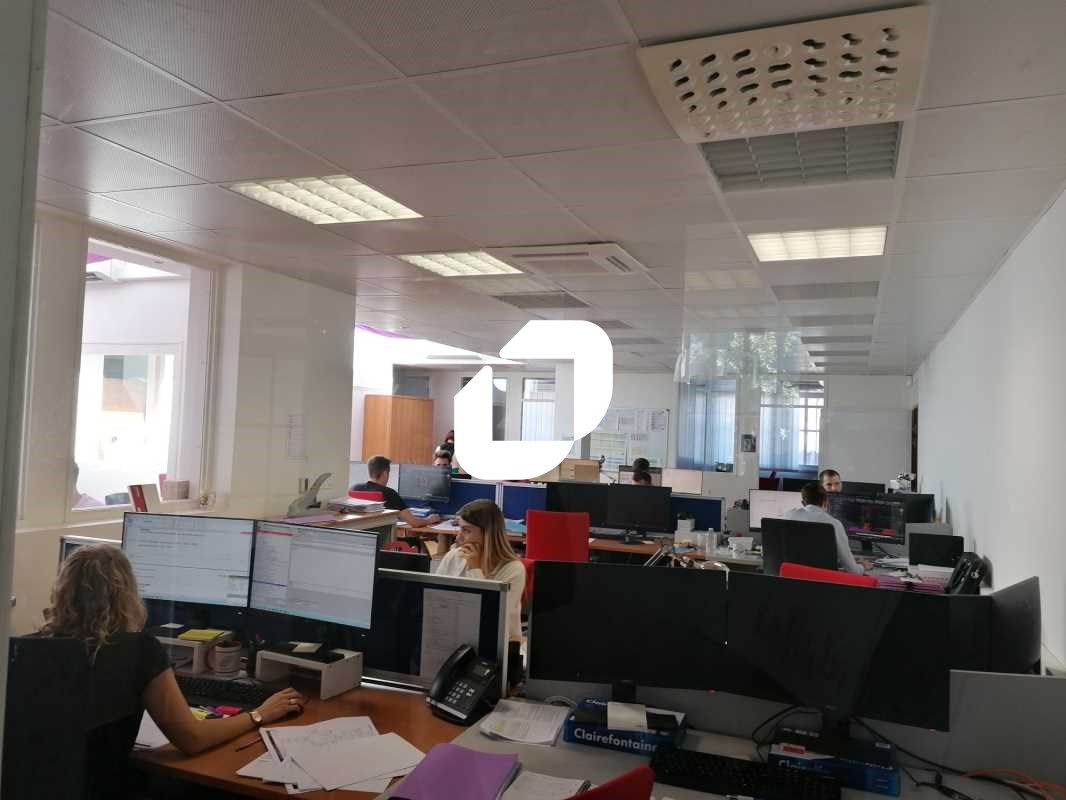 Dans un parc d'activités clos et sécurisé, à prox