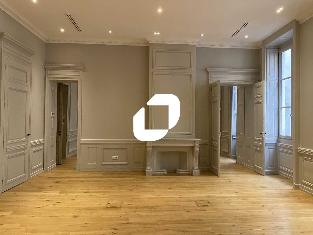 Immprove vous propose 155 m² de bureaux à louer, 