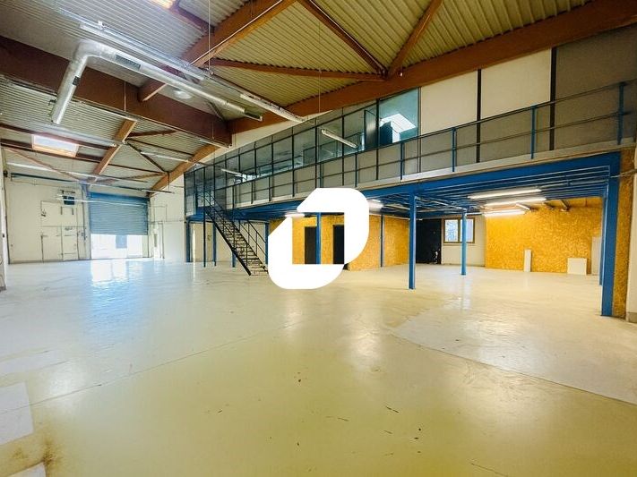 Dans un parc d'activités clos et sécurisé, nous v