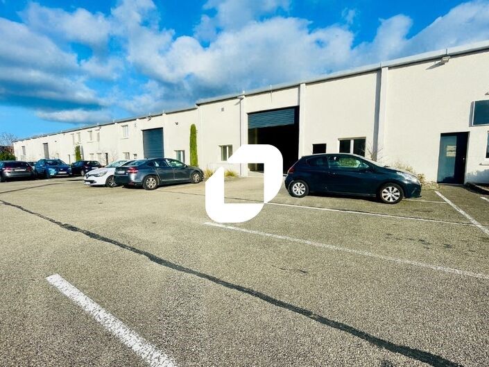 Dans un parc d'activités clos et sécurisé, nous v