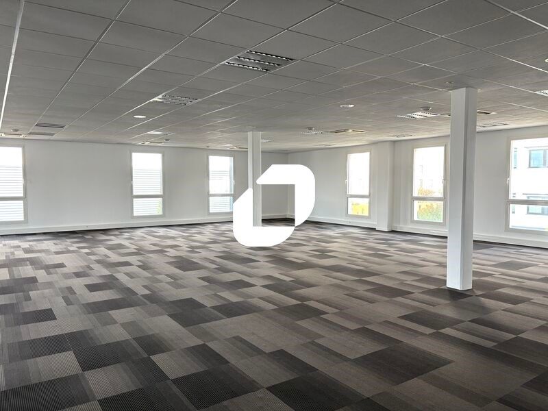 À Saint-Priest, en façade de l'autoroute A43 et p