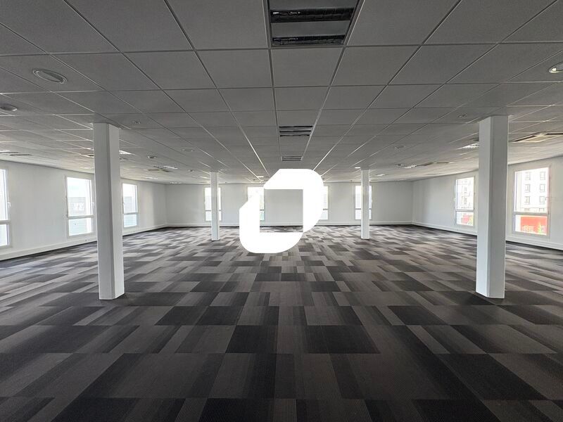 À Saint-Priest, en façade de l'autoroute A43 et p