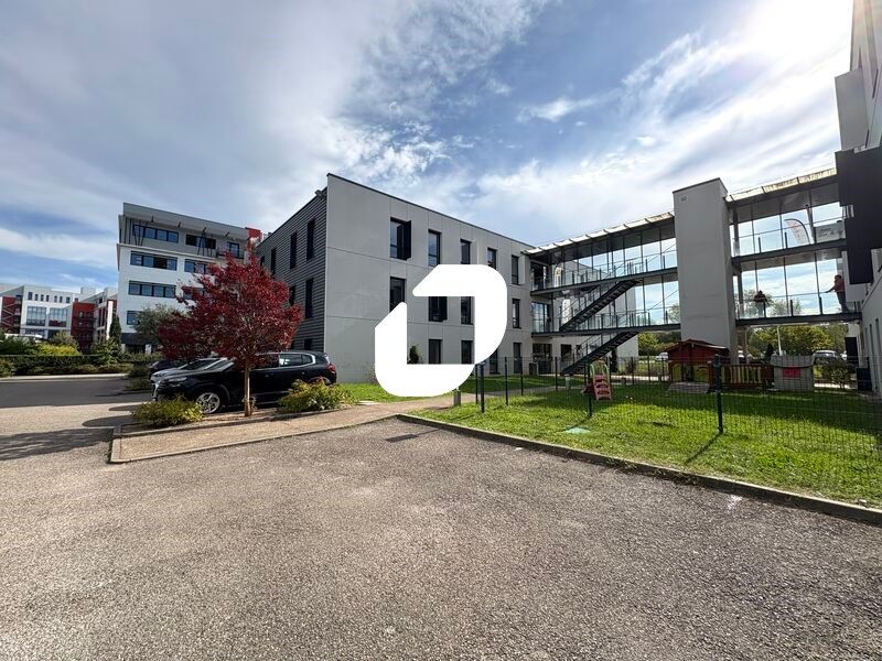 À Saint-Priest, en façade de l'autoroute A43 et p