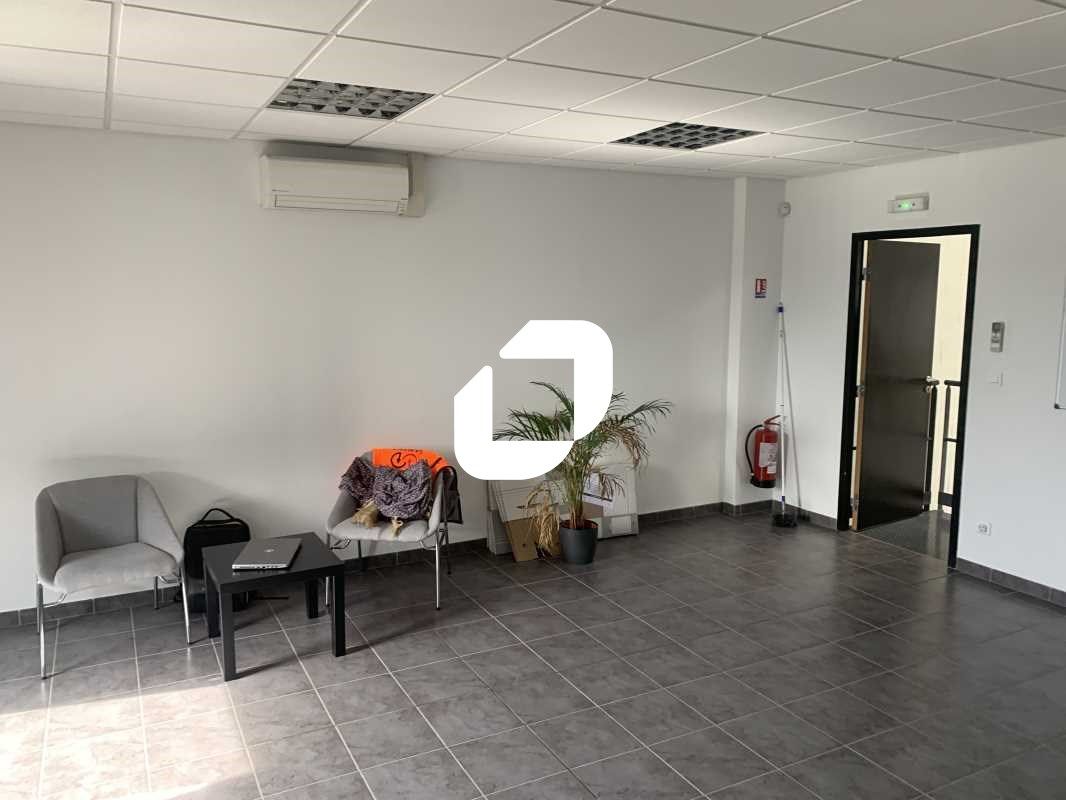 Idéalement situé dans la zone d'activité de Saint