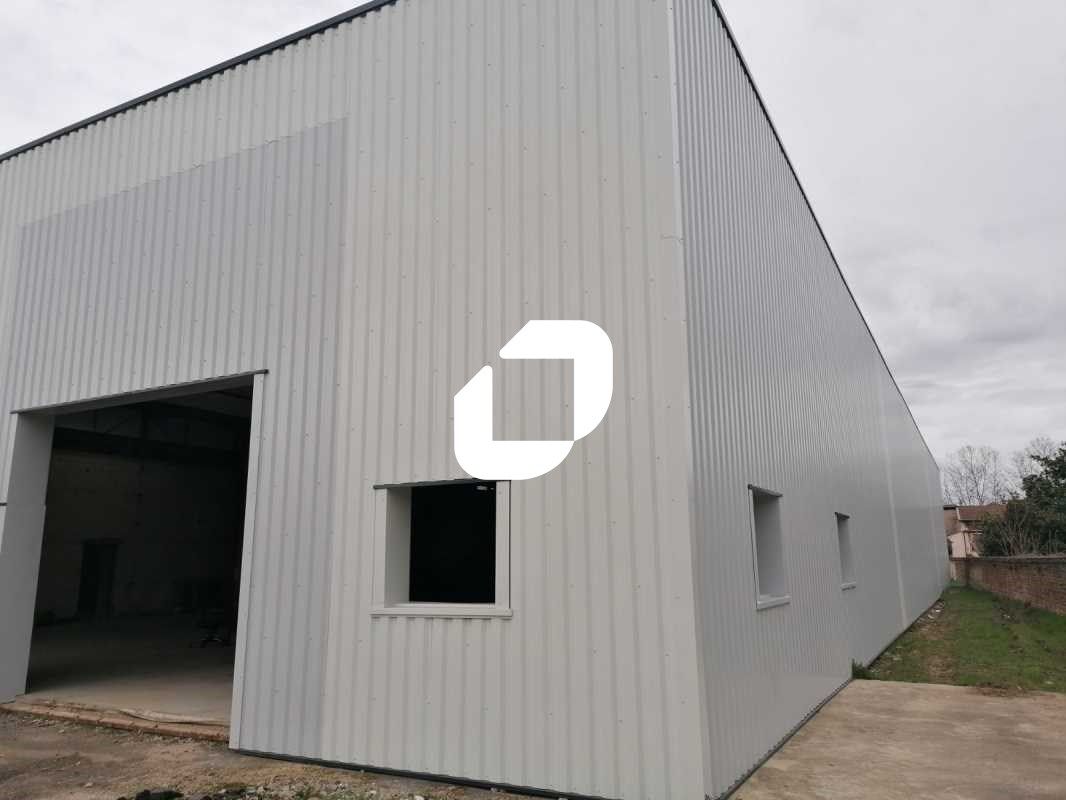 Situé stratégiquement à mi-chemin entre Mâcon et