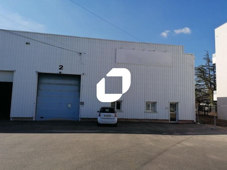 A la limite de la ZI de Belleville en Beaujolais,