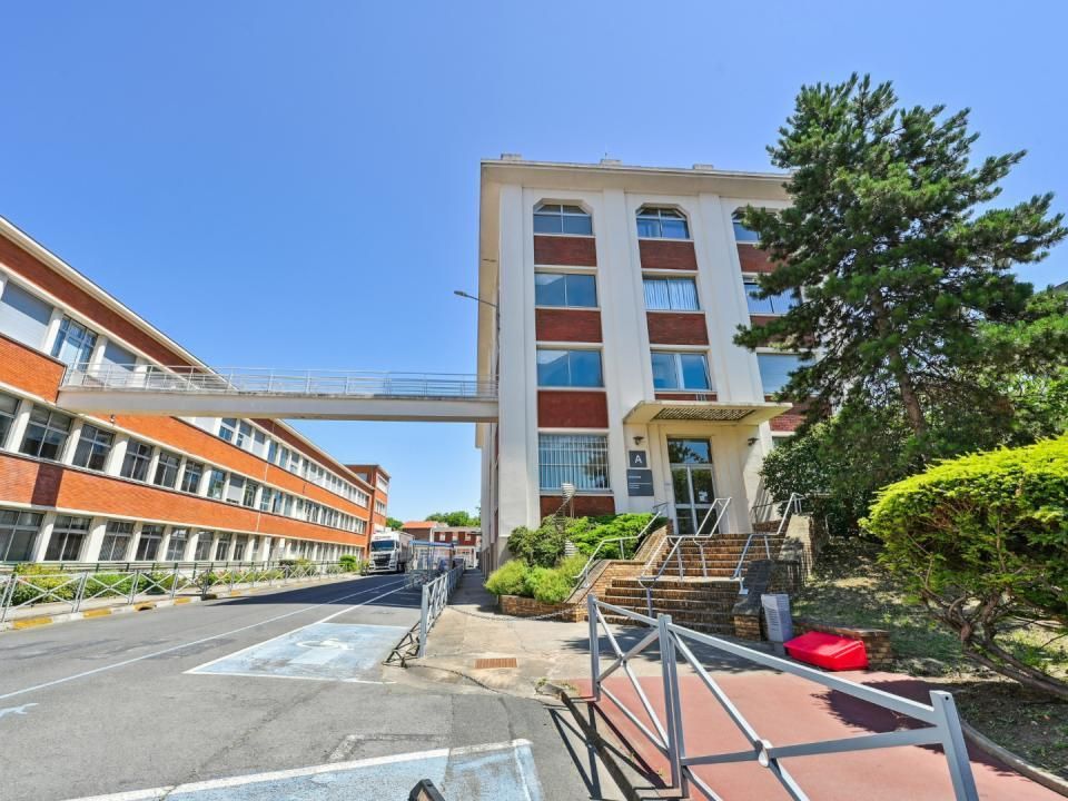 2000 m² pour ce bureaux en location à La courneuve