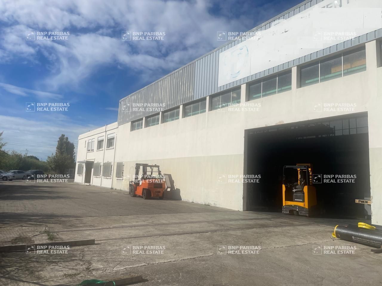 1300 m² pour ce activité en location à Rognac