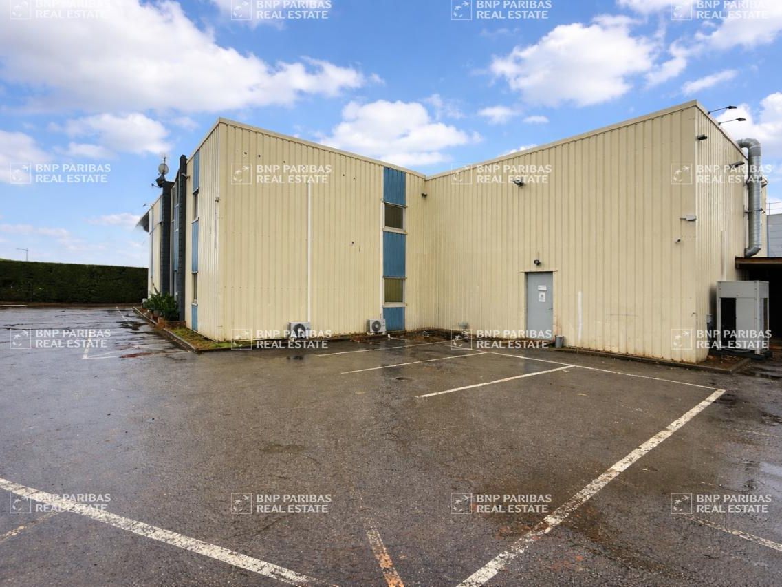 841 m² pour ce activité en location à Buc