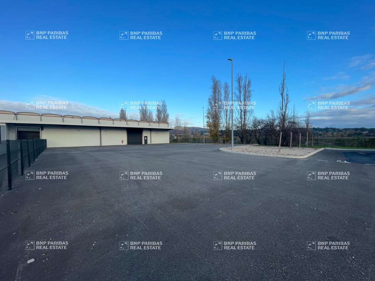 1330 m² pour ce activité en location à Fréjus