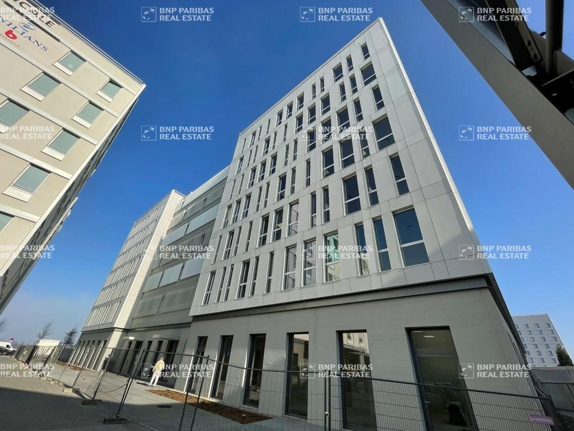 3768 m² pour ce bureaux en location à Décines-charpieu