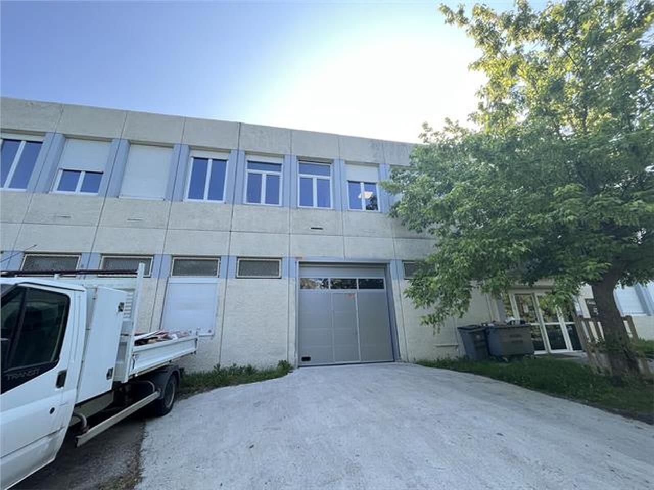 Local d'activités à louer, idéalement situé à pro