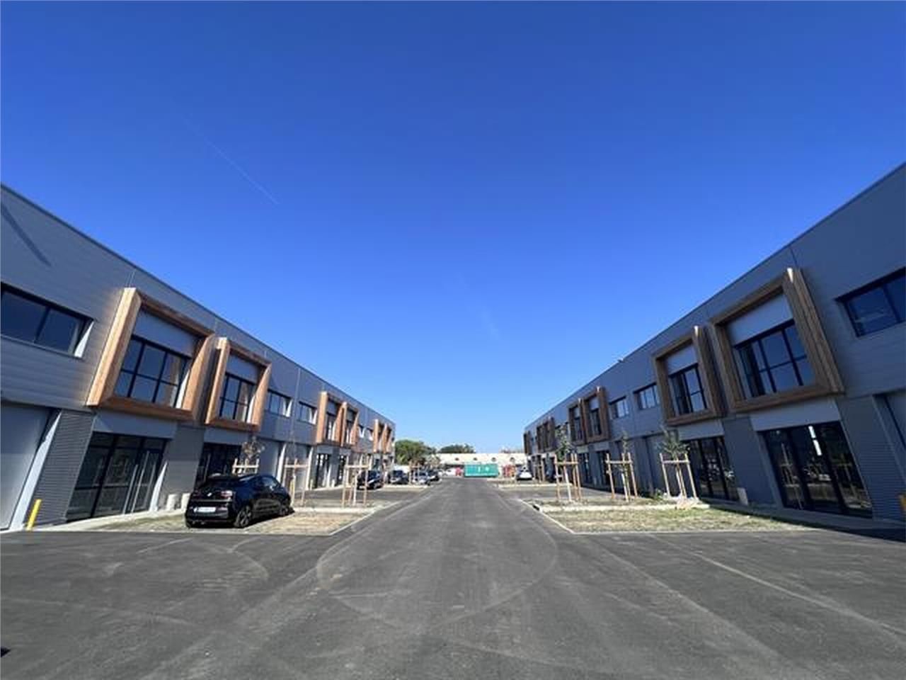 Locaux d'activités neufs à louer, situés au coeur