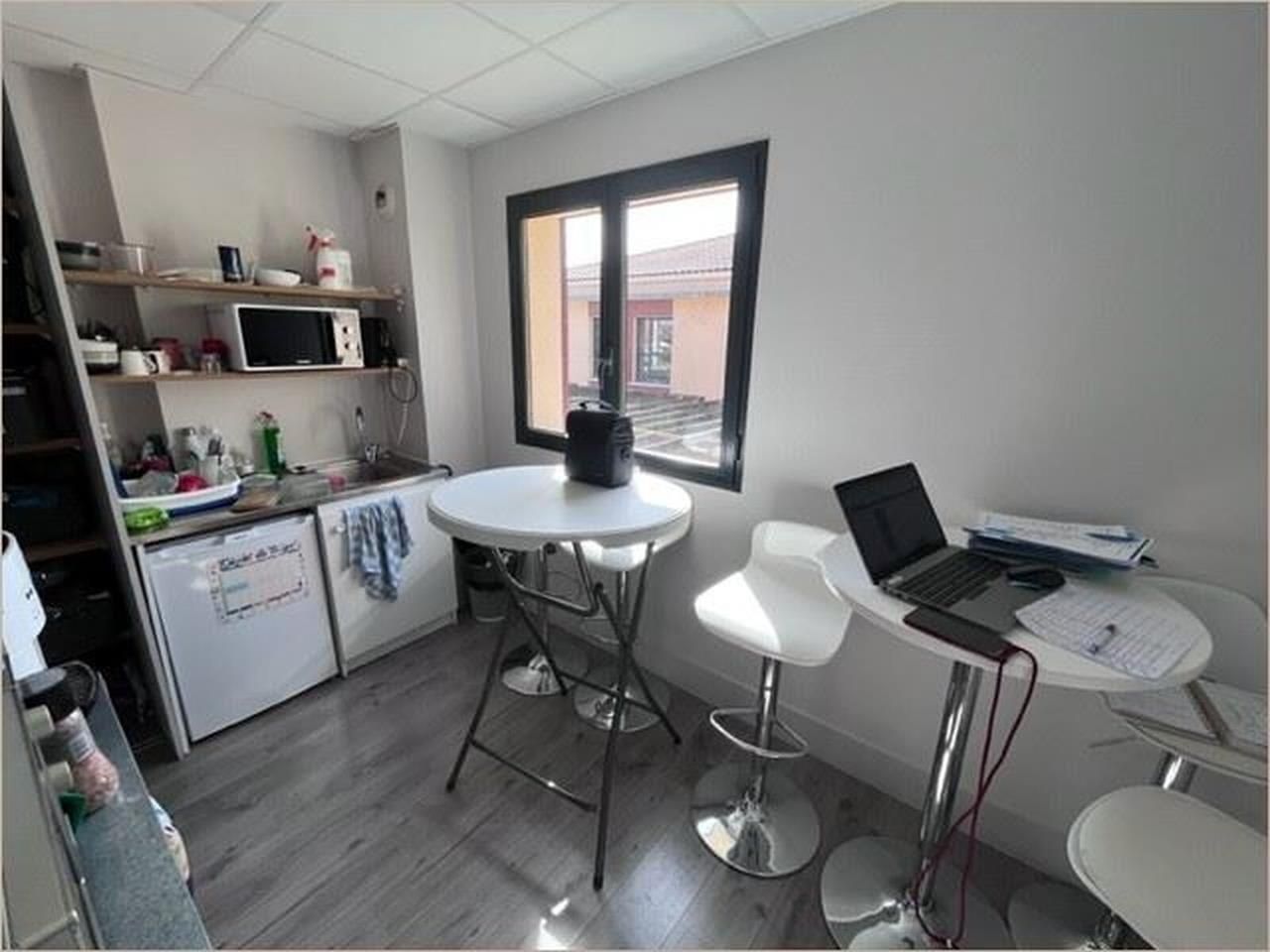 Surface de bureaux à louer, idéalement située dan