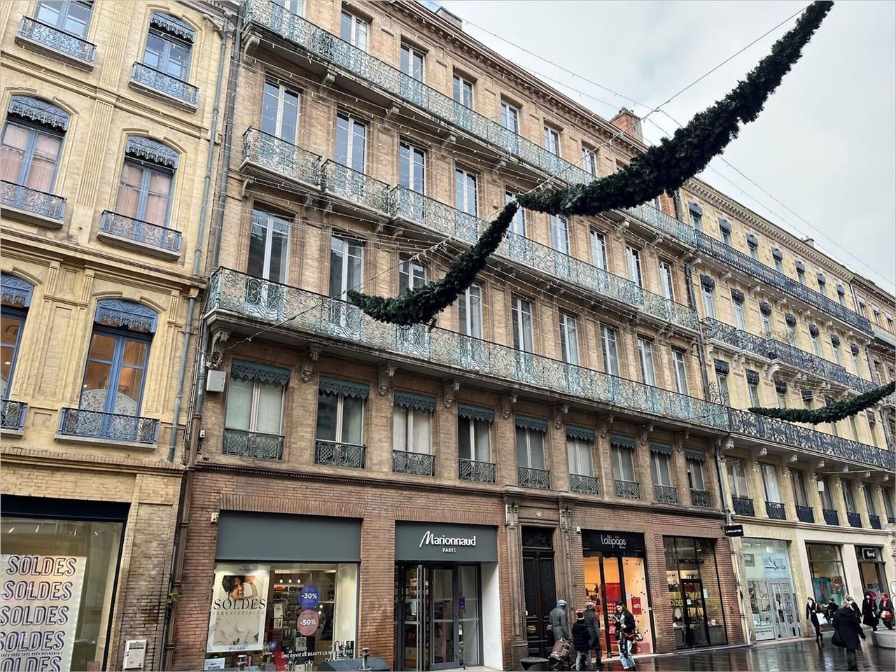 Dans un bel immeuble bourgeois idéalement situé R