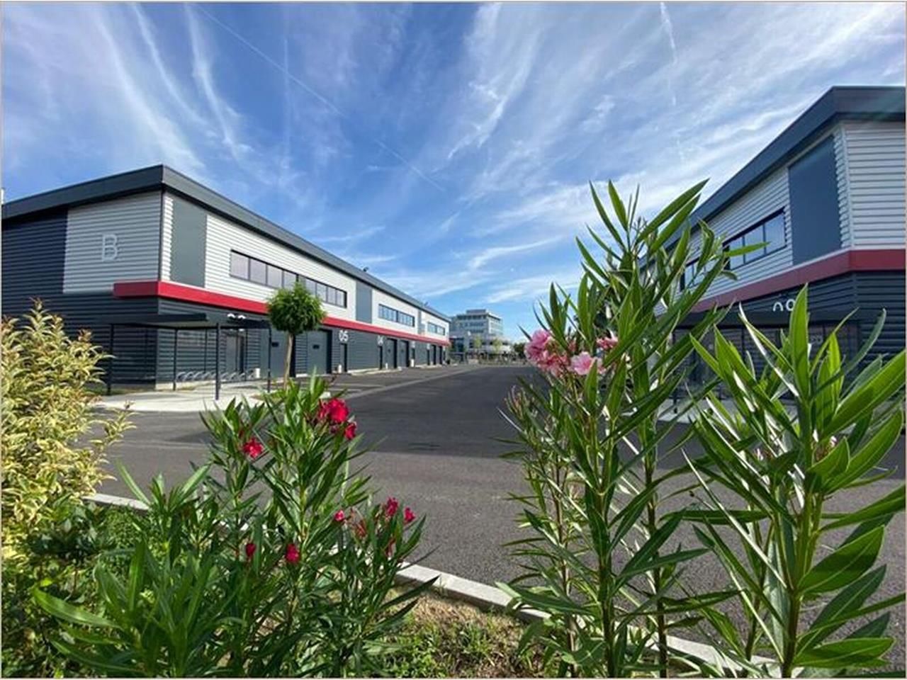 Local d'activités neuf à louer, idéalement situé 