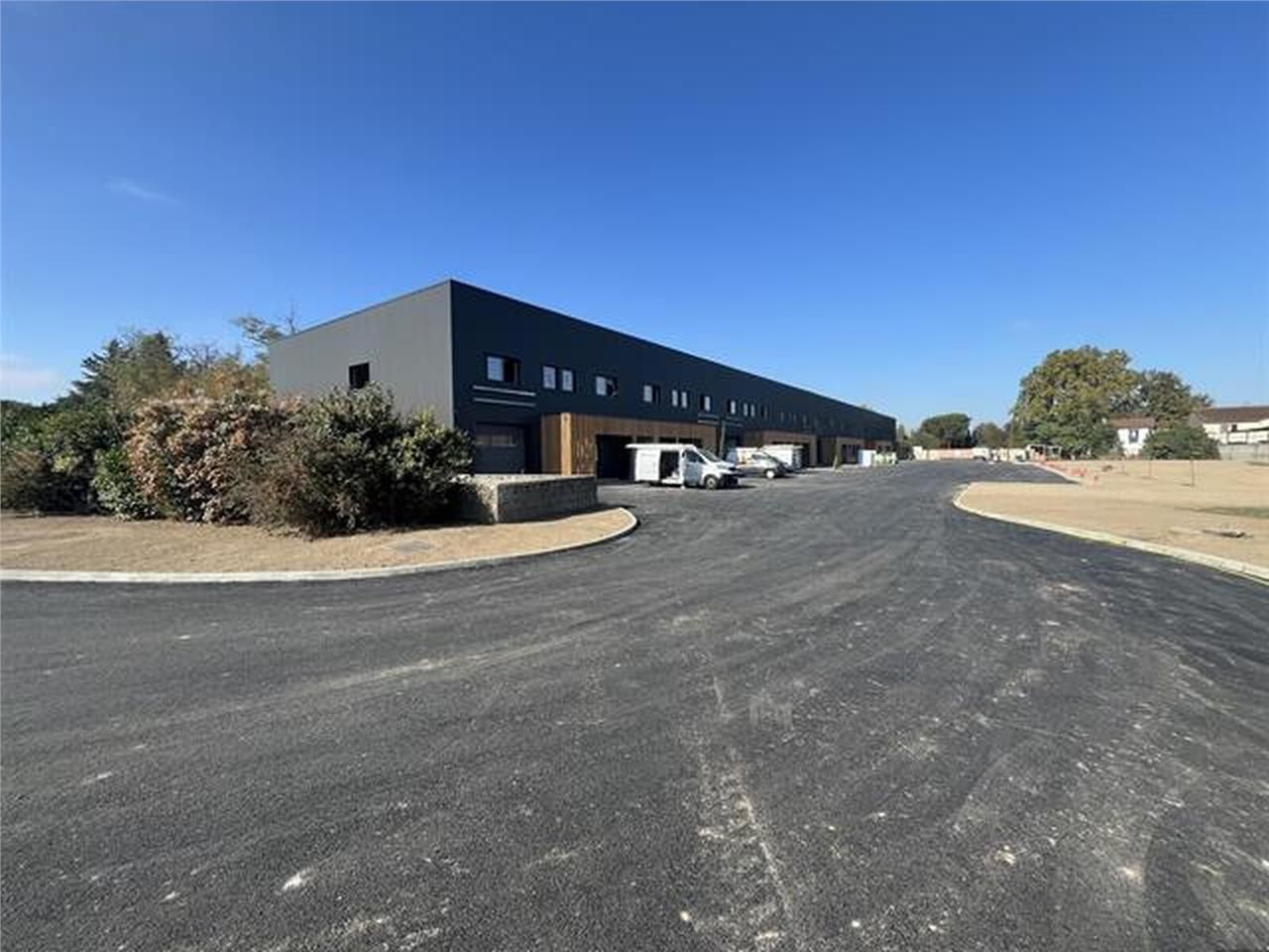 Locaux d'activités neufs à louer, idéalement situ