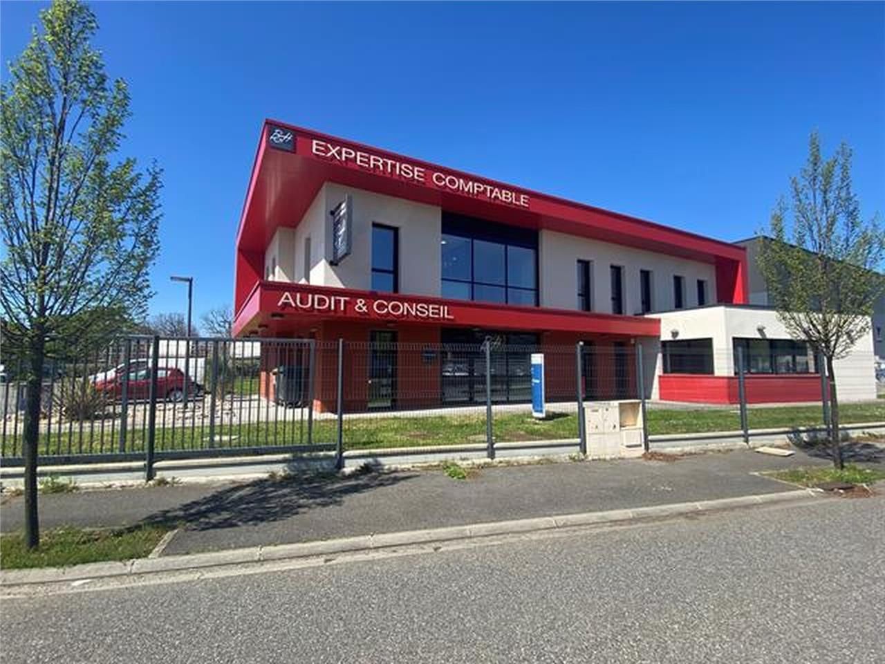 Bureaux à louer en R+1, idéalement situé au sein 