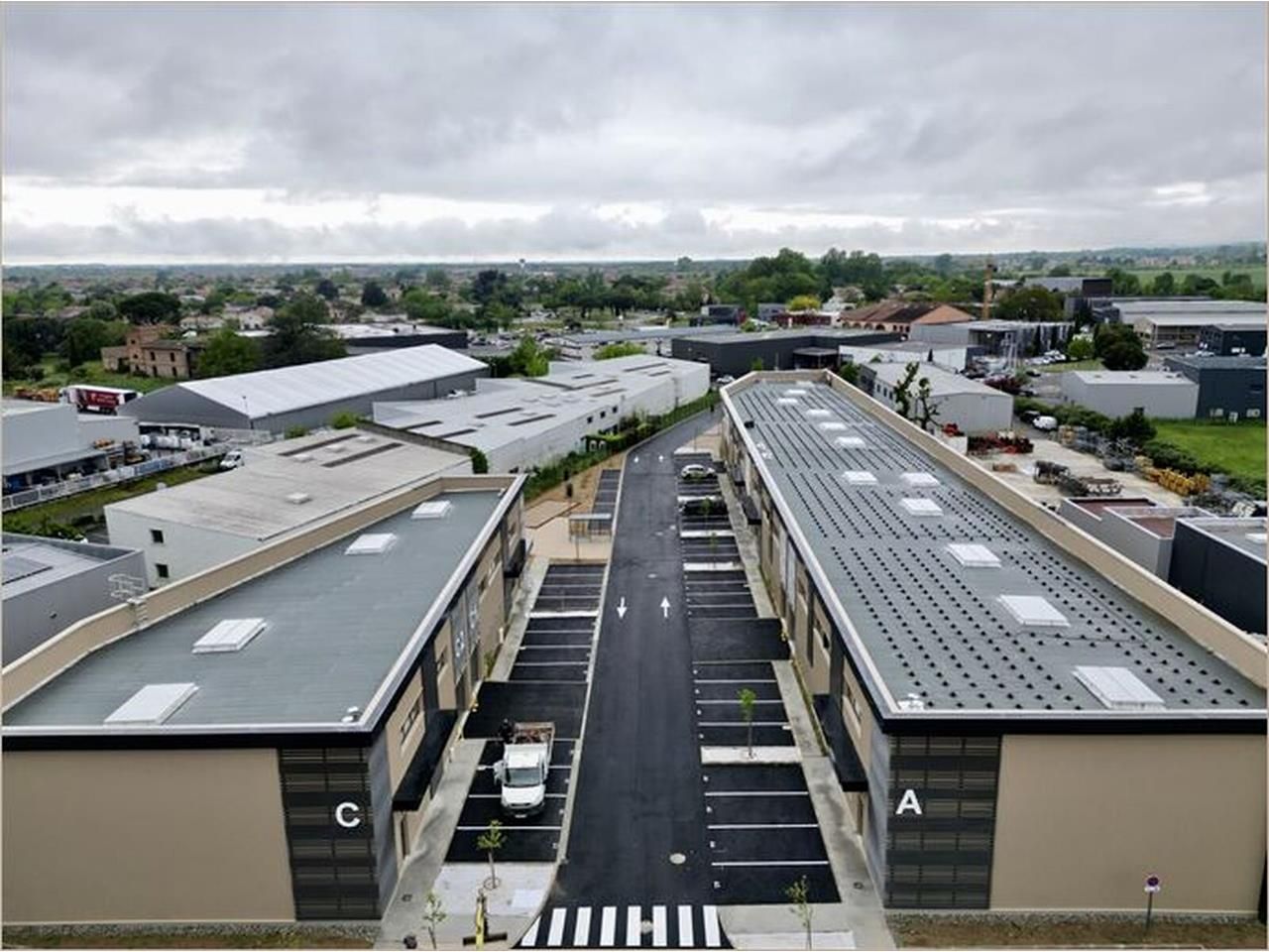 Locaux d'activités neufs à louer, idéalement situ