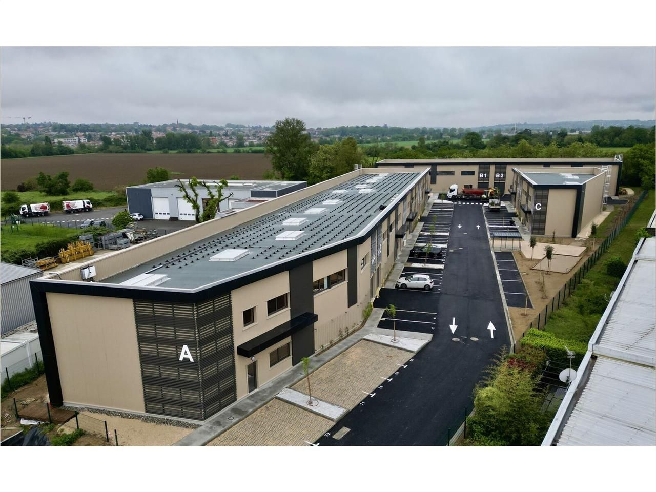 Locaux d'activités neufs à louer, idéalement situ