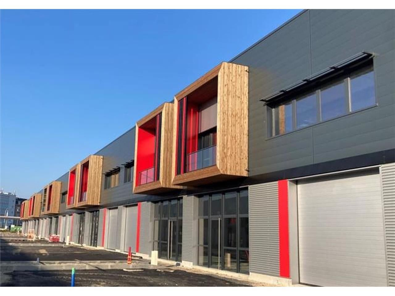 Locaux d'activités neufs à louer, idéalement situ