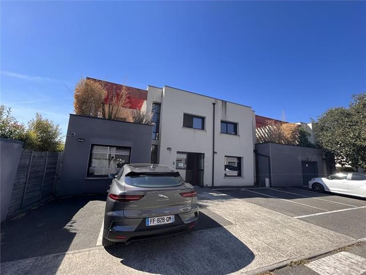 Immeuble de bureaux indépendant de bon standing i