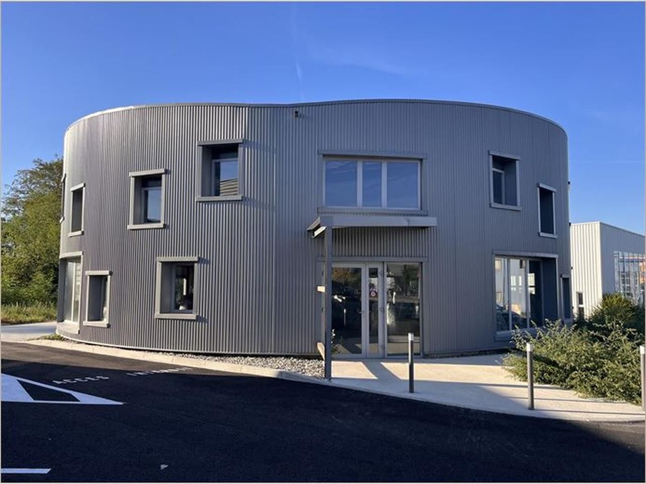 Bâtiment indépendant neuf, idéalement situé Zone 