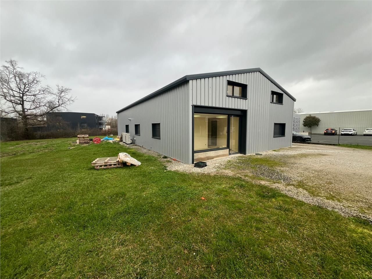 Bâtiment d'activités indépendant à vendre, idéale