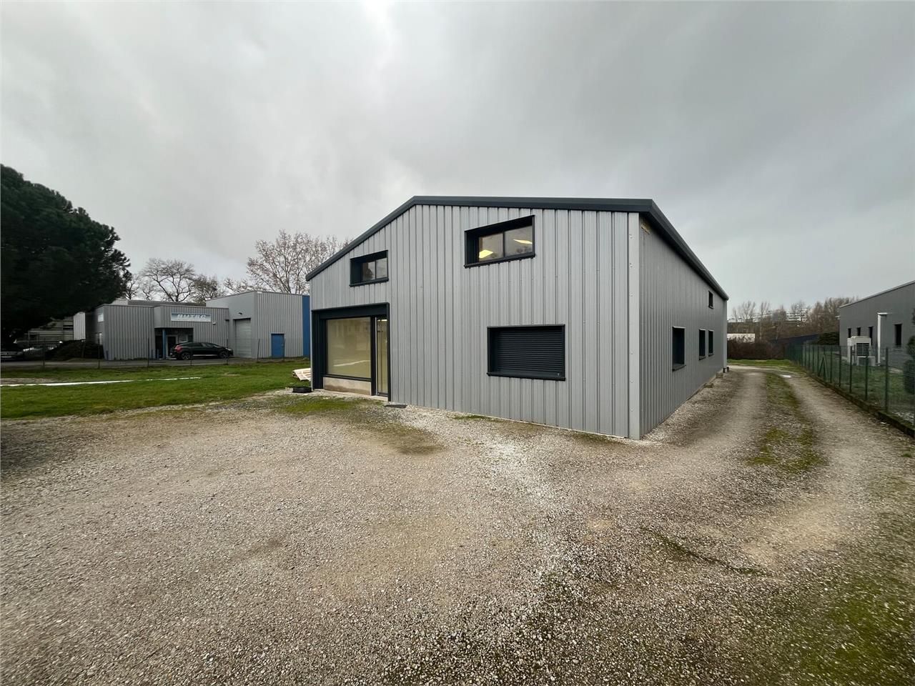 Bâtiment d'activités indépendant à vendre, idéale