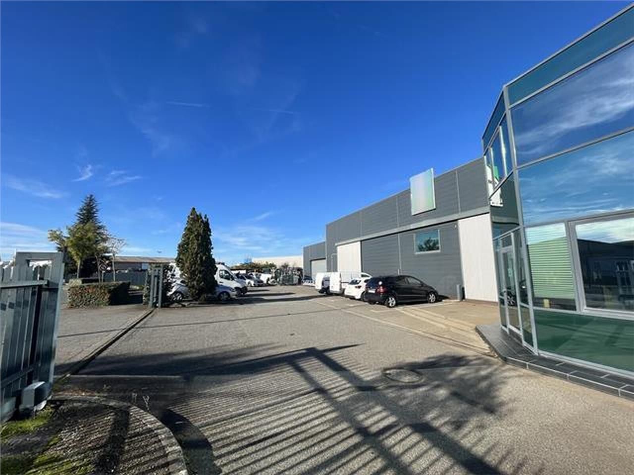 Bâtiment d'activités à louer, situé à l'ouest de 