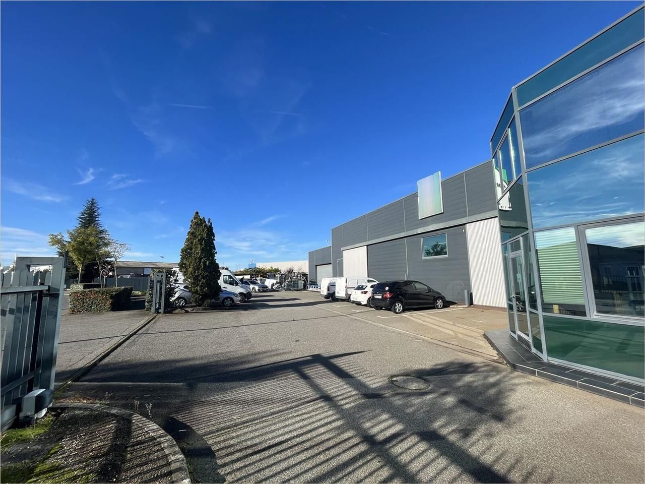 Bâtiment d'activités à louer, situé à l'ouest de 