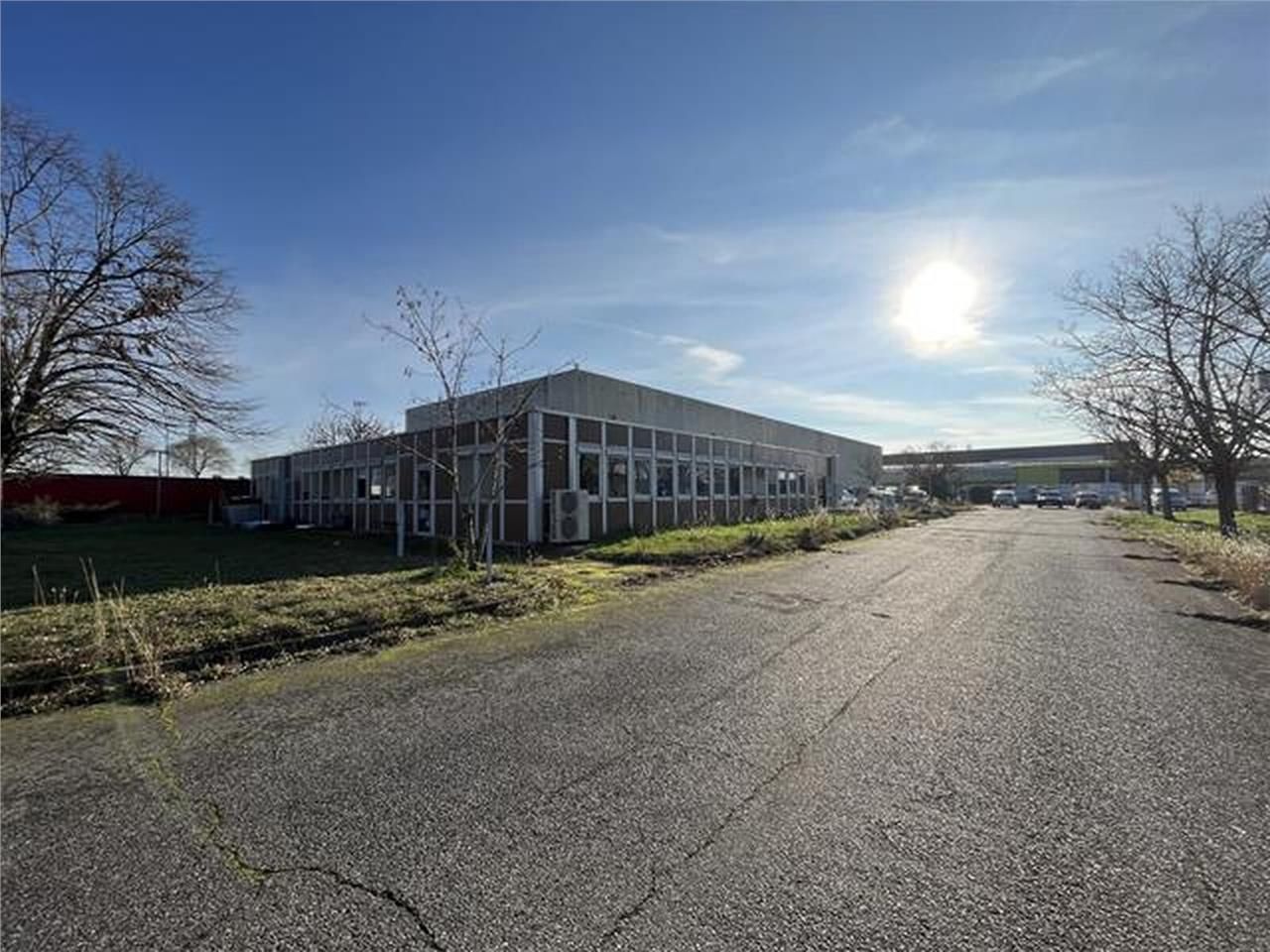 Bâtiment d'activités indépendant à vendre, idéale