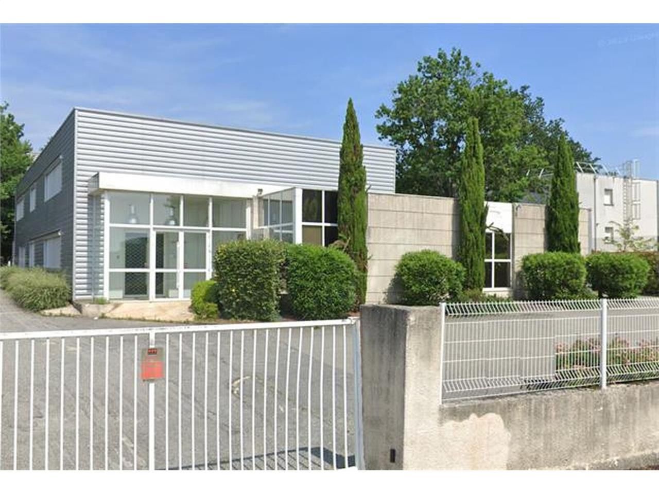 A LOUER  Immeuble indépendant idéalement situé Zo