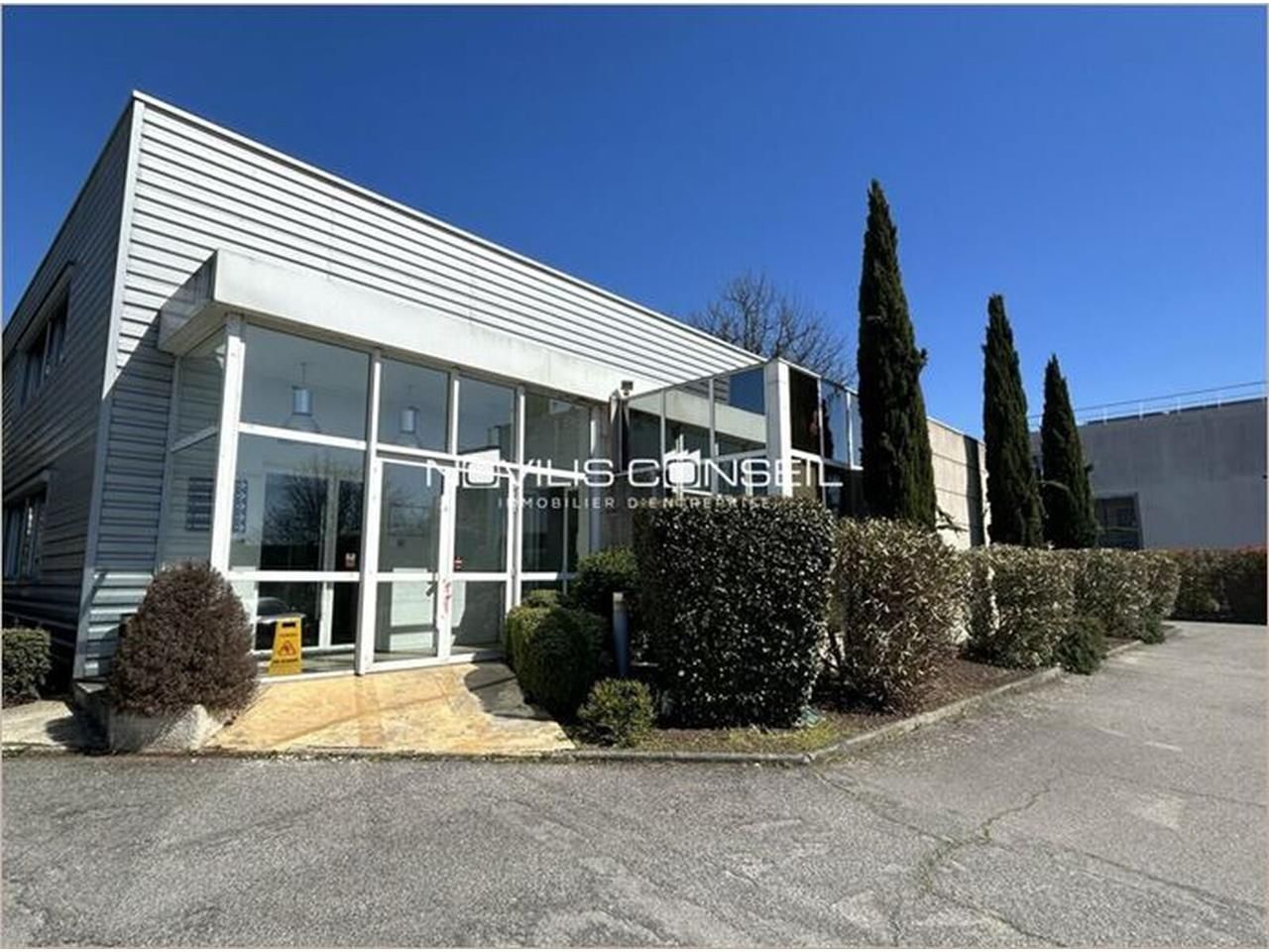 A LOUER  Immeuble indépendant idéalement situé Zo