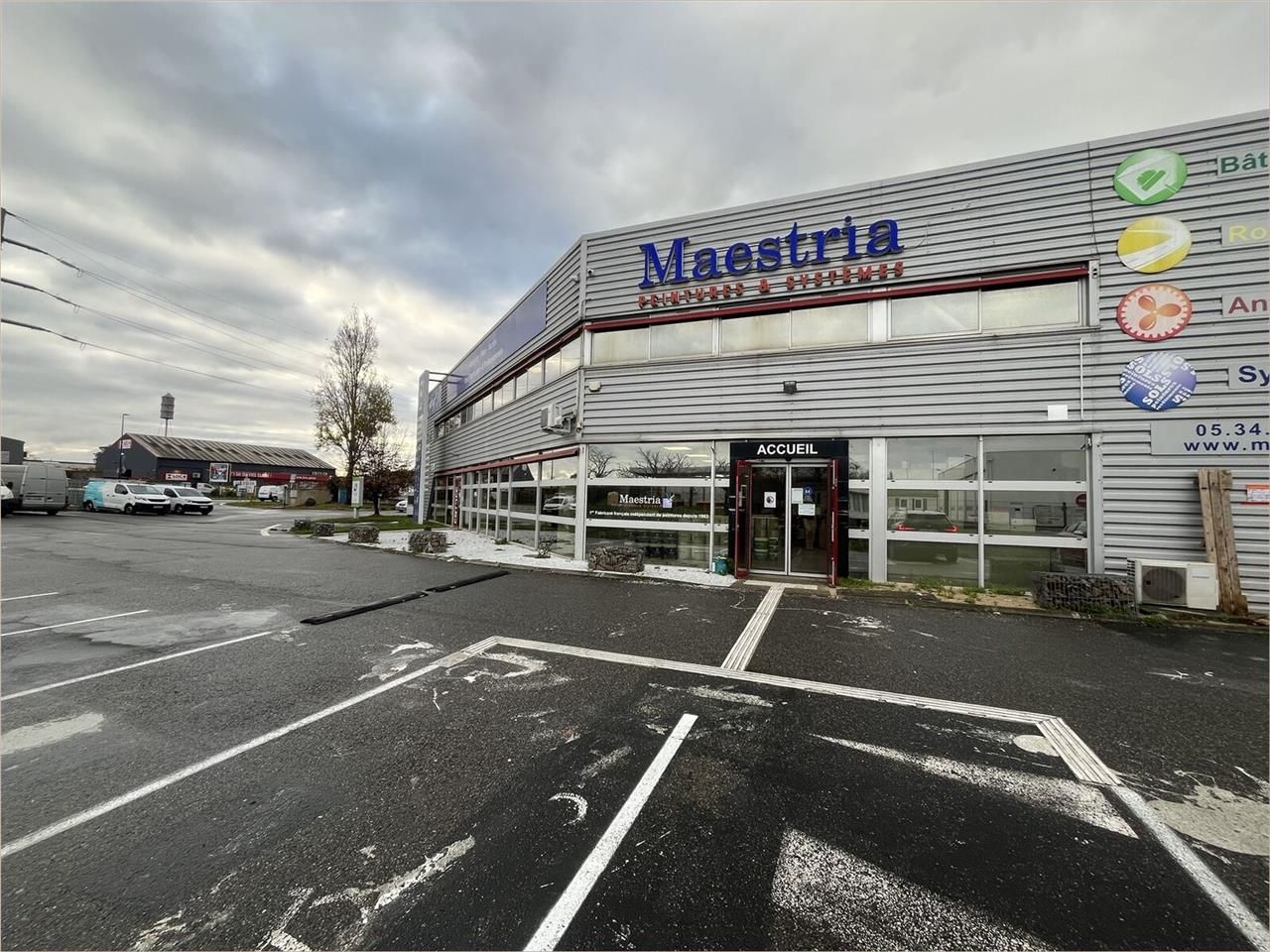 Local d'activités et commercial à louer, situé à