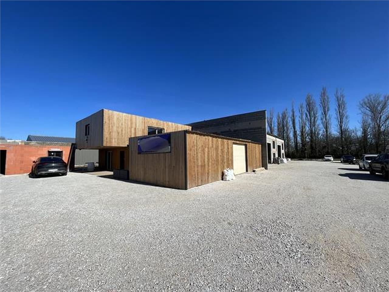 Locaux d'activités neufs à louer, situés au sud-e