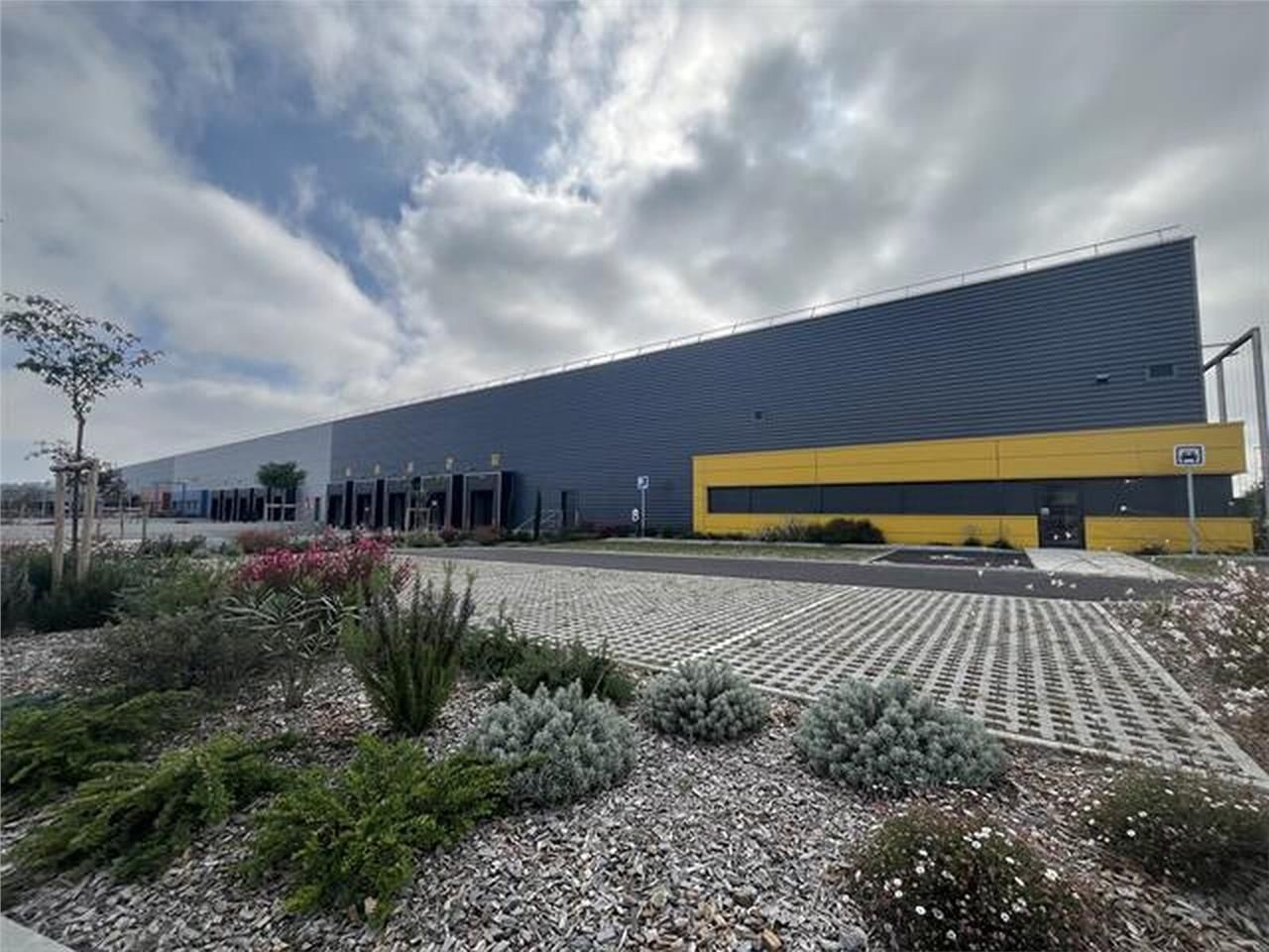 Messagerie urbaine neuve à louer, idéalement situ