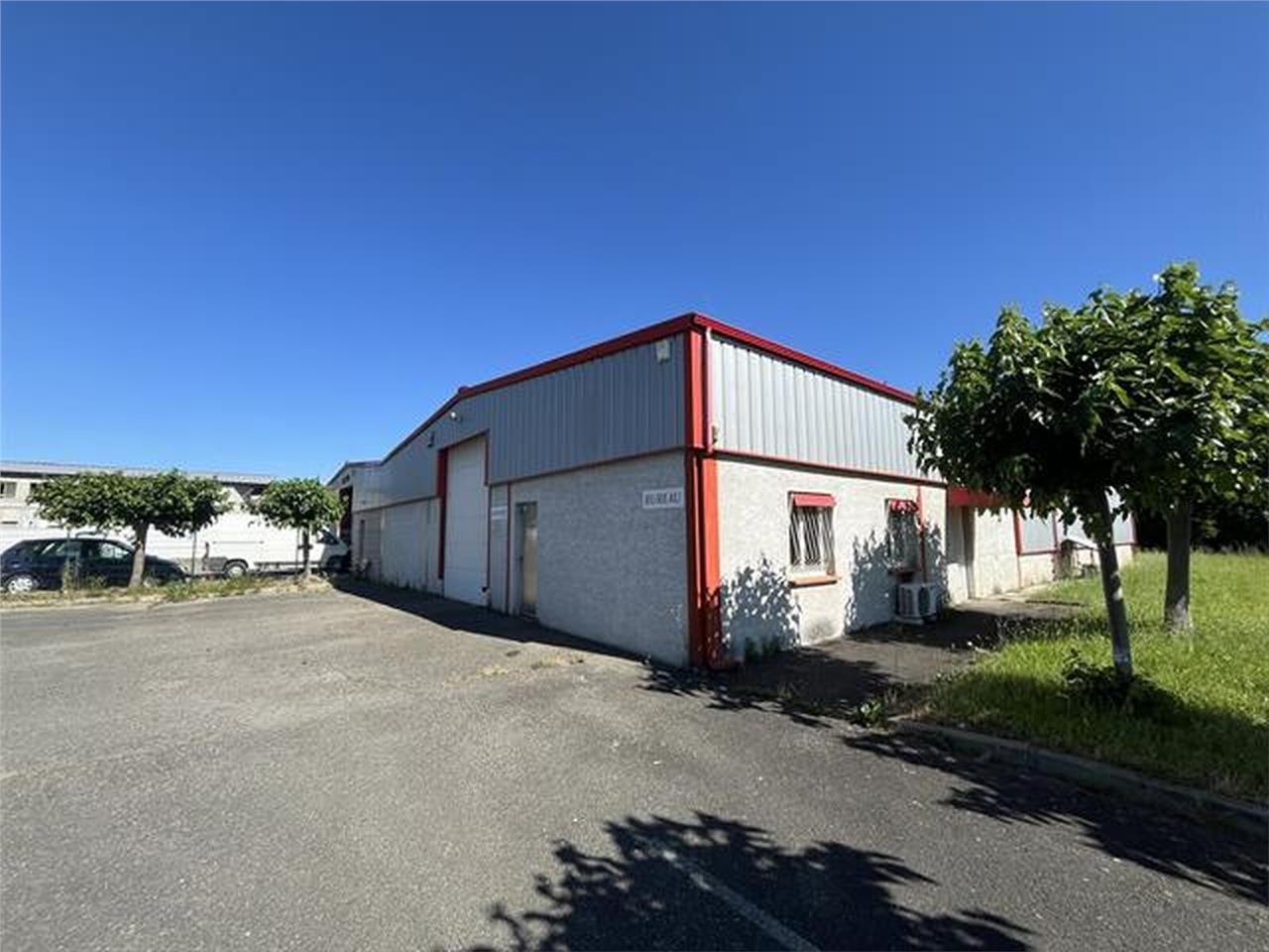 Local d'activités indépendant situé au sud de Tou