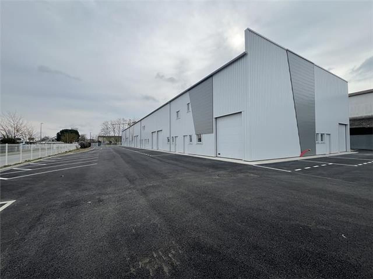 Locaux d'activités neufs à louer, idéalement situ