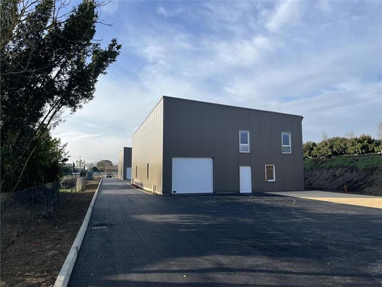 Locaux d'activités neufs à louer, idéalement situ