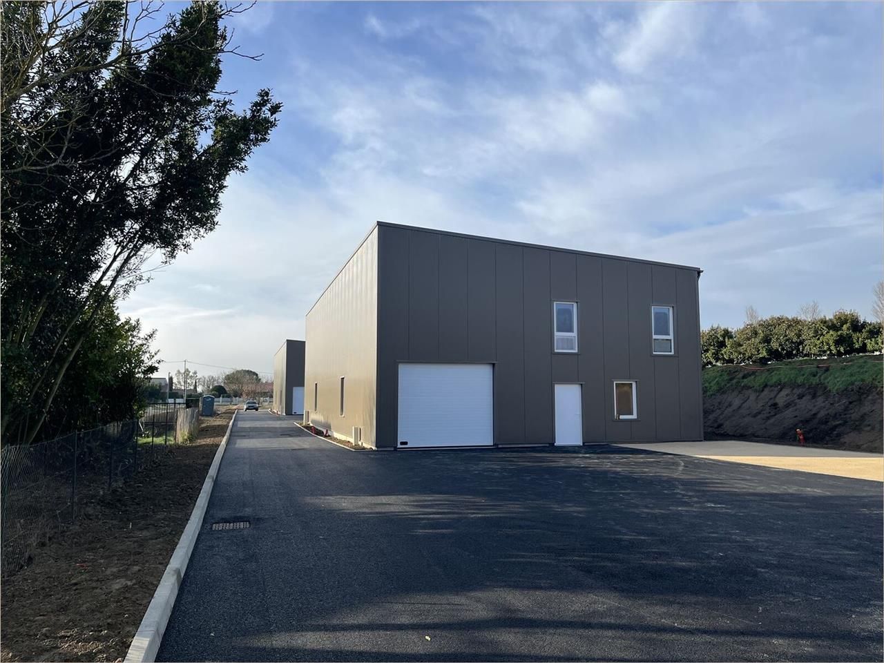 Locaux d'activités neufs à louer, idéalement situ