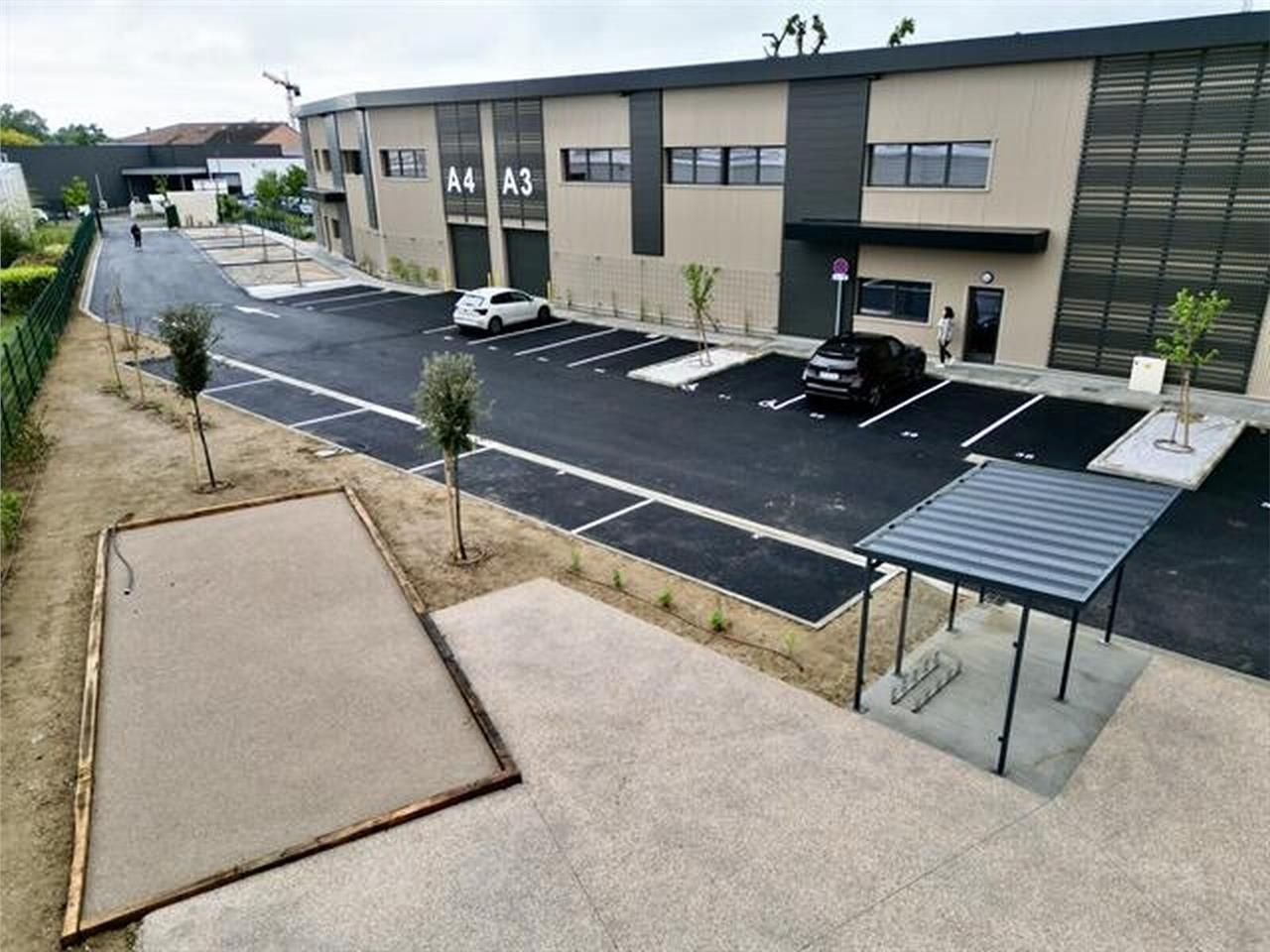 Local d'activités neuf à louer, idéalement situé 