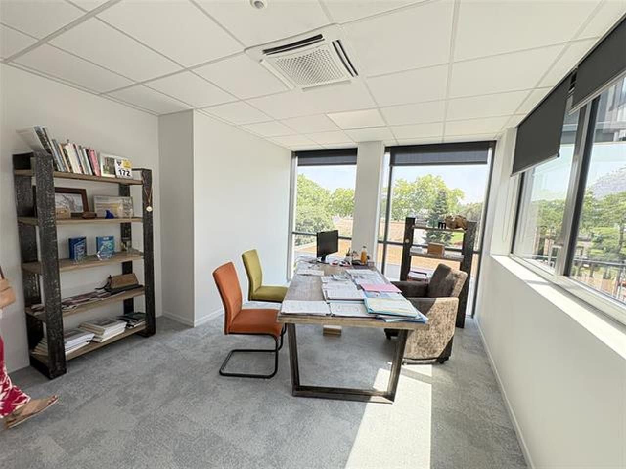 - A LOUER -  Surface de très bon standing à usage