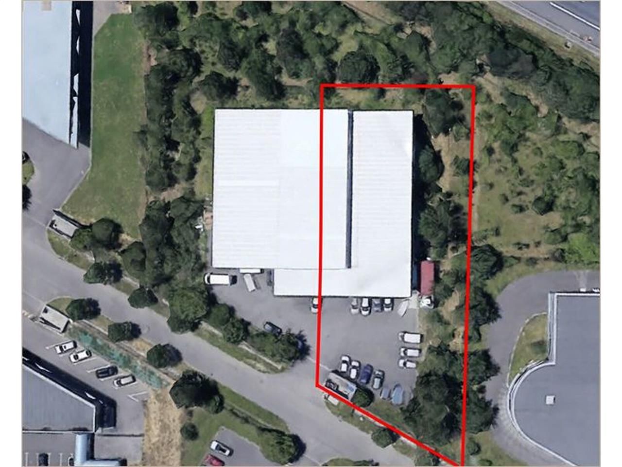 Bâtiment mixte à louer, idéalement situé à l'est 