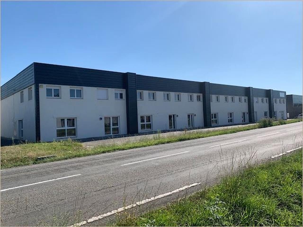 Local d'activités à louer, idéalement situé à l'e